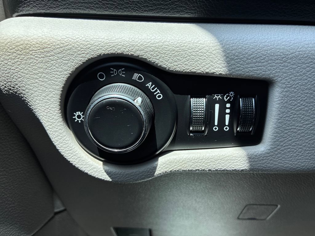 Used 2017 Chrysler Pacifica Touring FWD image 30