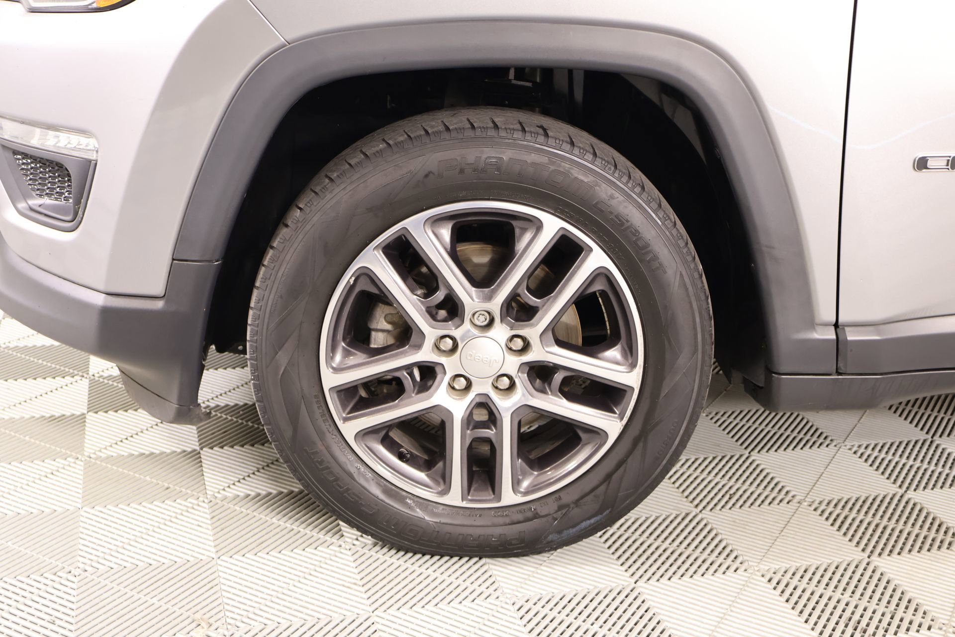 Used 2018 Jeep Compass Latitude FWD image 17