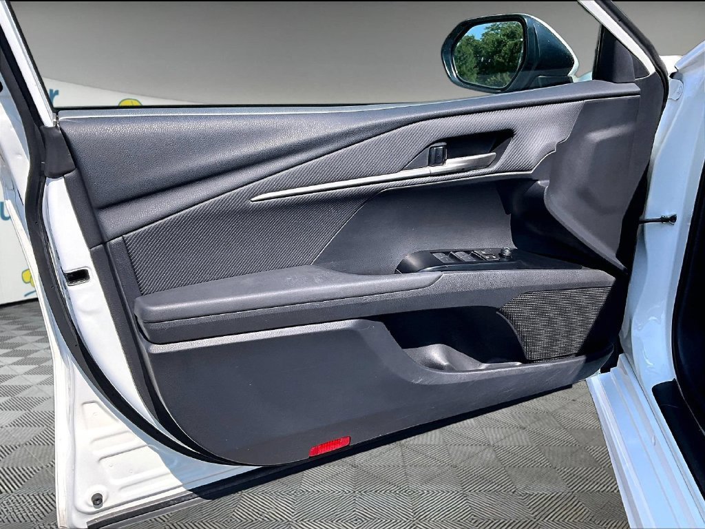 Used 2025 Toyota Camry SE FWD image 9