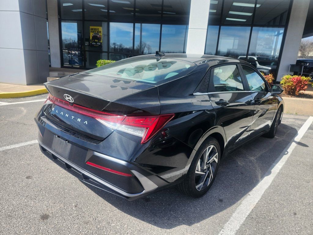 Used 2025 Hyundai Elantra SEL image 4
