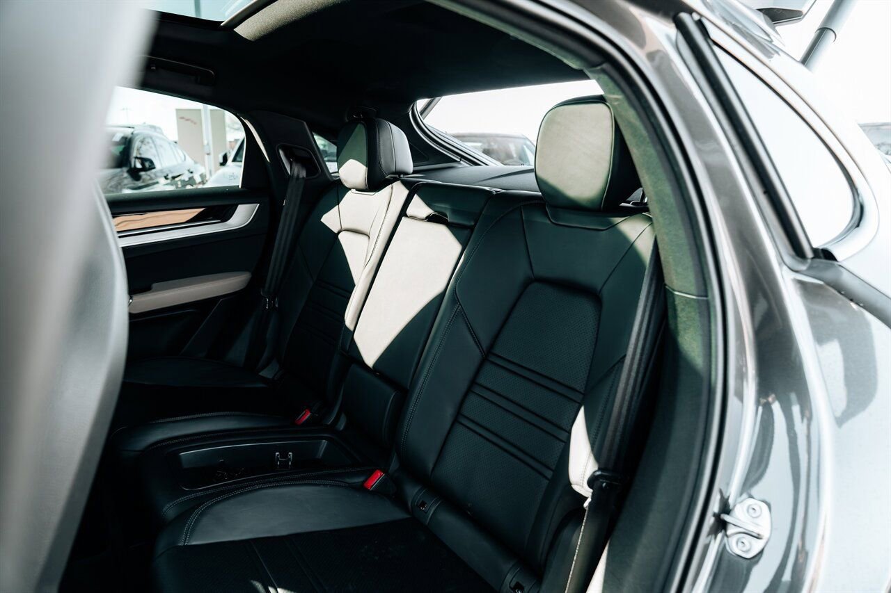 Used 2024 Porsche Cayenne Coupe image 38