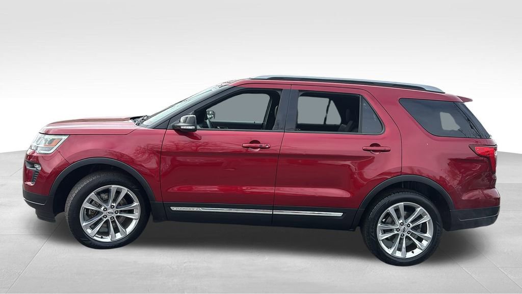 Used 2018 Ford Explorer XLT w/ Equipment Group 202A image 4