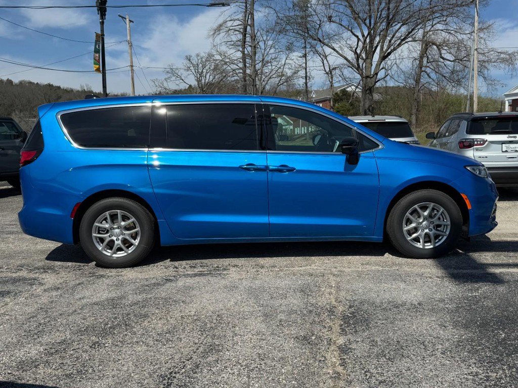 New 2026 Chrysler Pacifica Select FWD image 2