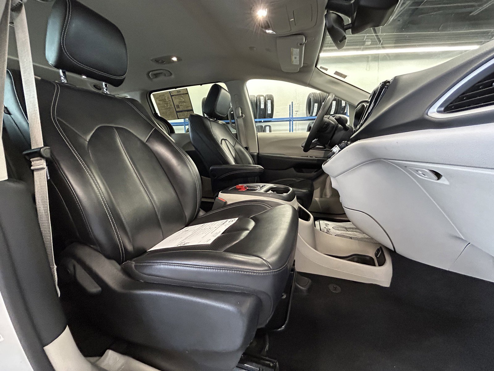 Used 2023 Chrysler Pacifica Touring-L image 20