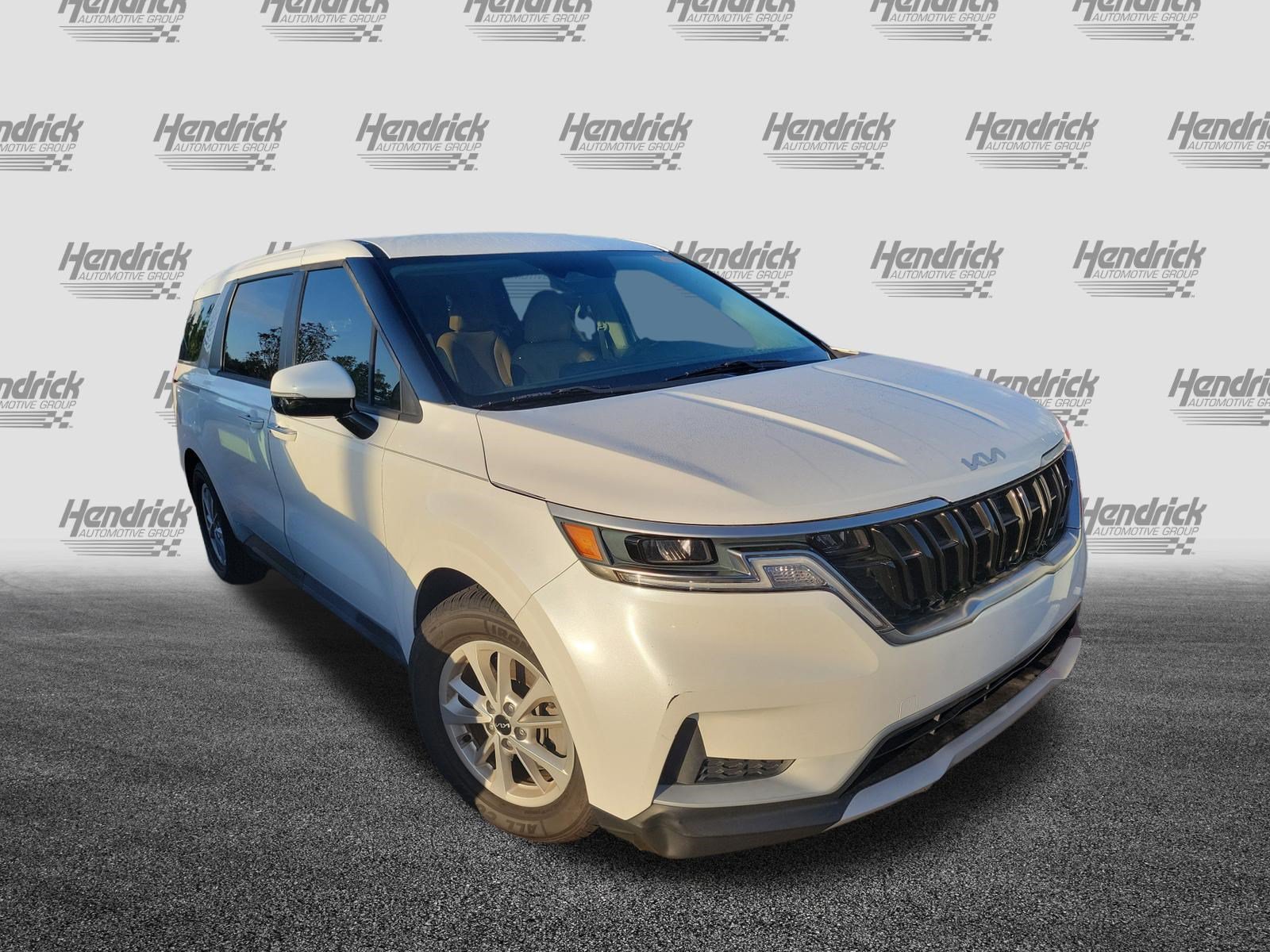 Used 2023 Kia Carnival LX FWD image 2