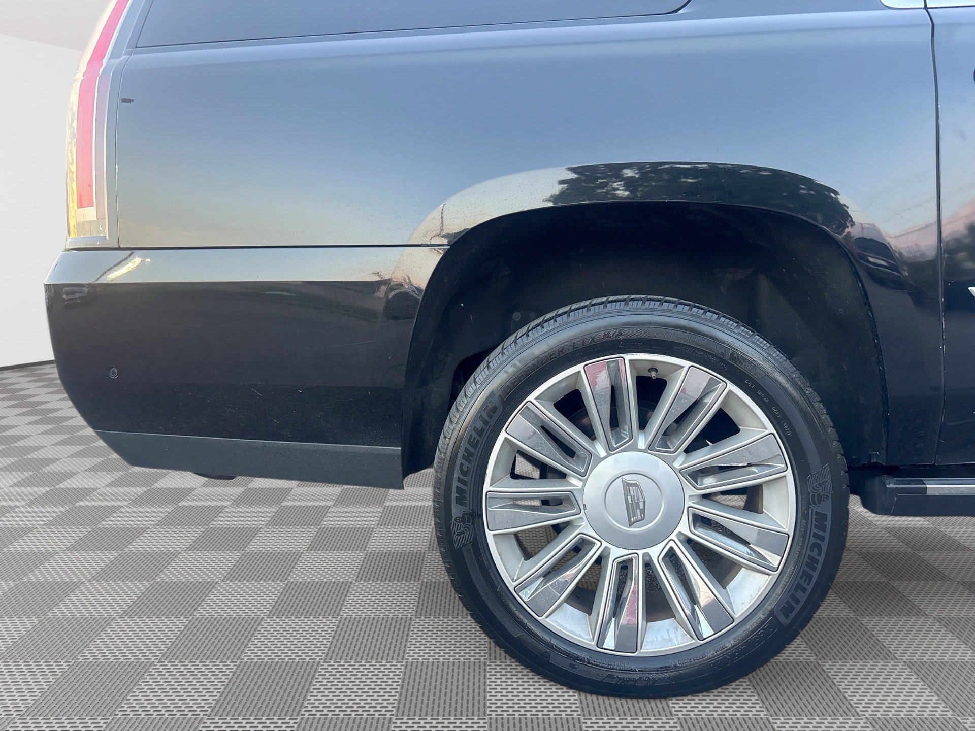 Used 2019 Cadillac Escalade ESV Platinum AWD/4WD image 30
