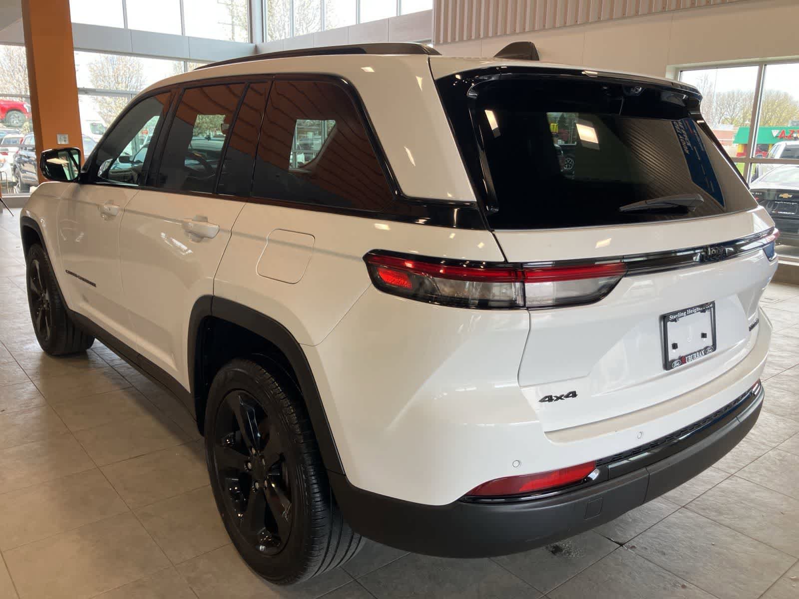 Used 2023 Jeep Grand Cherokee Limited w/ Luxury Tech Group II image 7