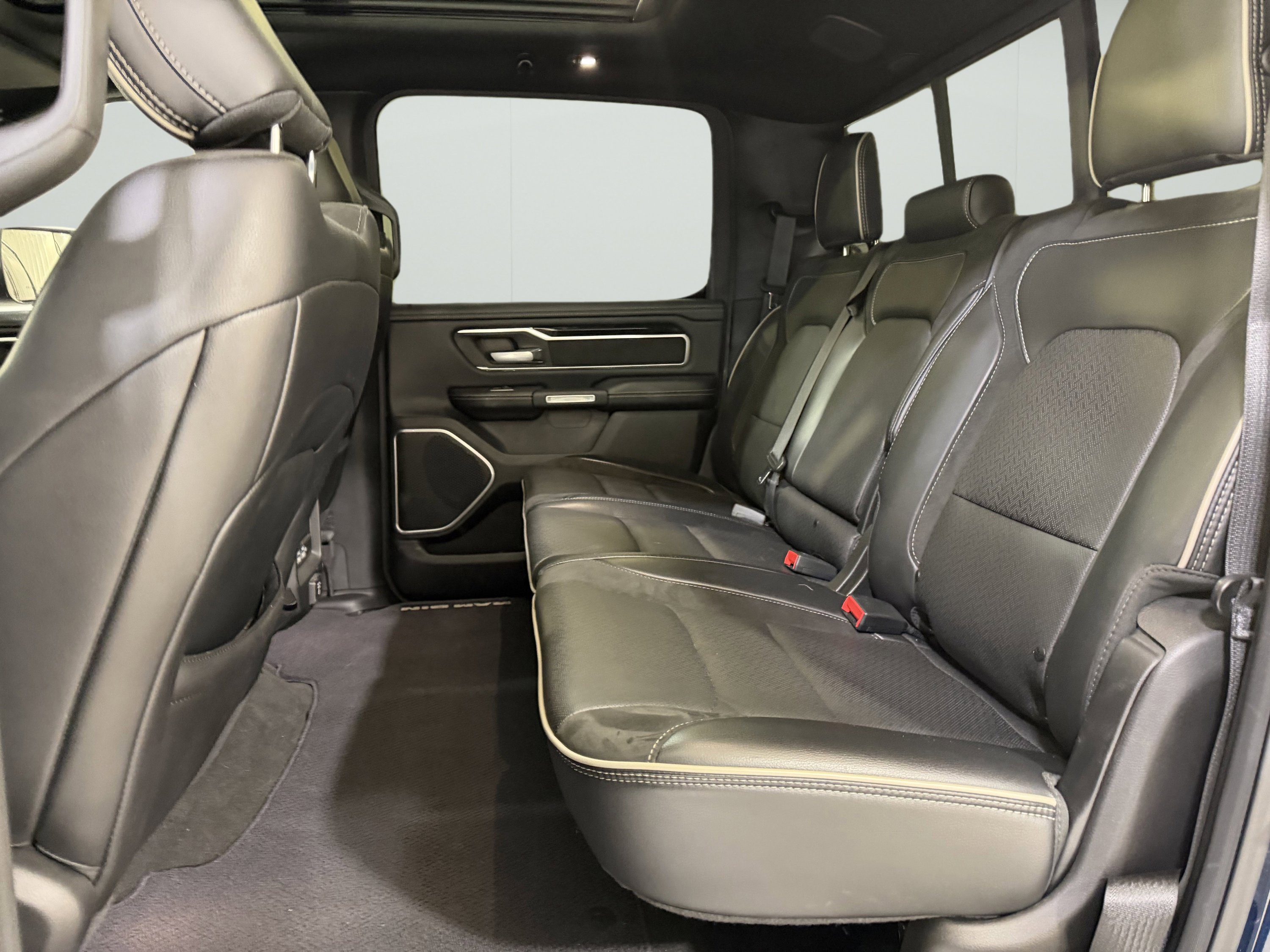 Used 2019 RAM 1500 Laramie w/ Sport Appearance Package AWD/4WD image 10