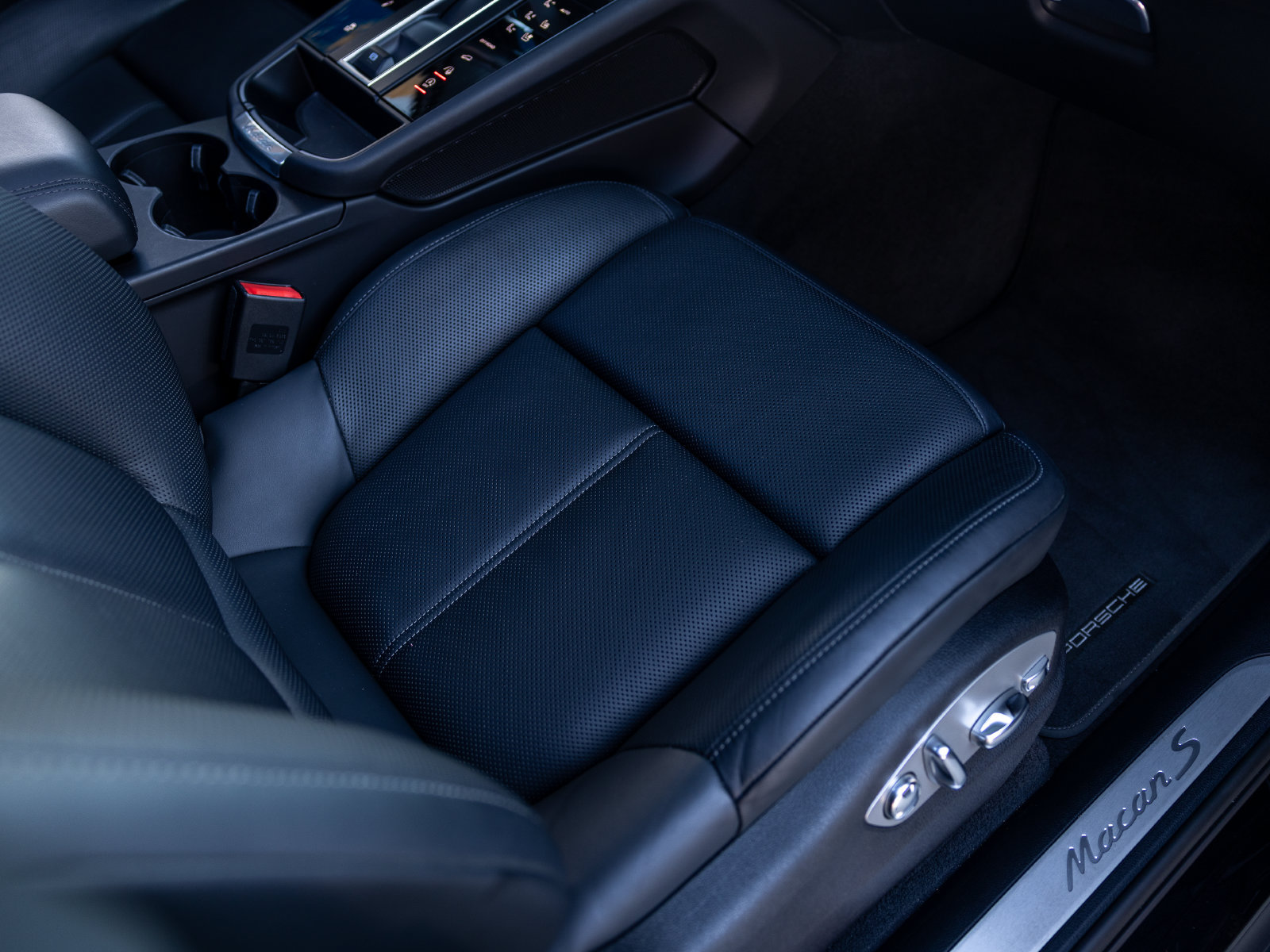 Certified 2023 Porsche Macan S AWD/4WD image 56