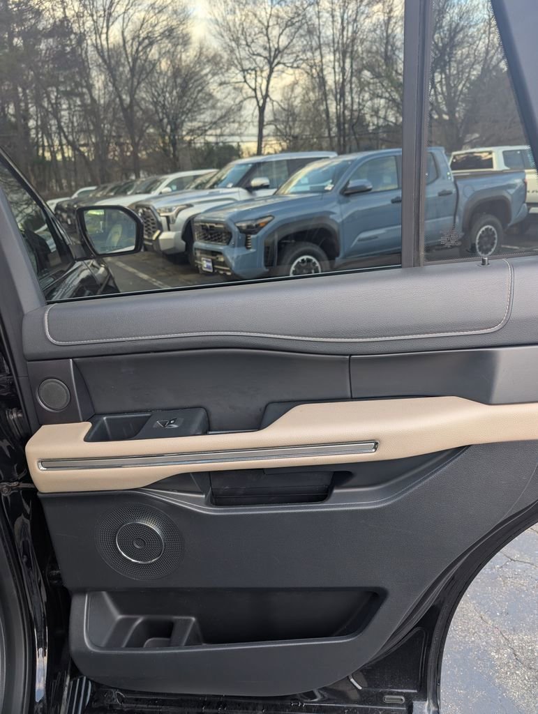 Used 2024 Ford Expedition Limited AWD/4WD image 18
