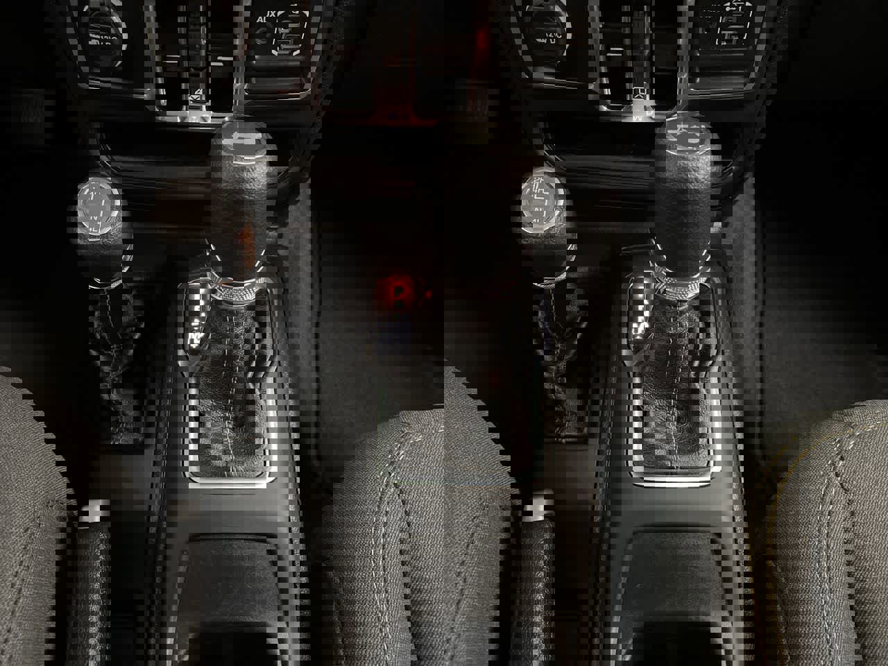 Used 2025 Jeep Wrangler Sahara image 26