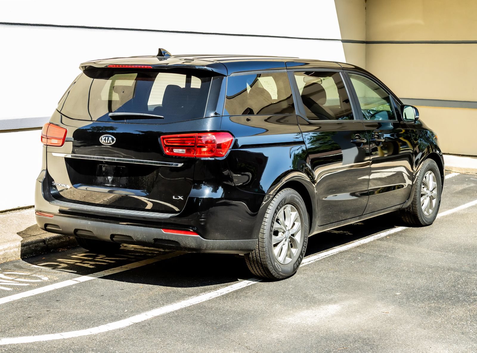 Used 2020 Kia Sedona LX FWD image 7