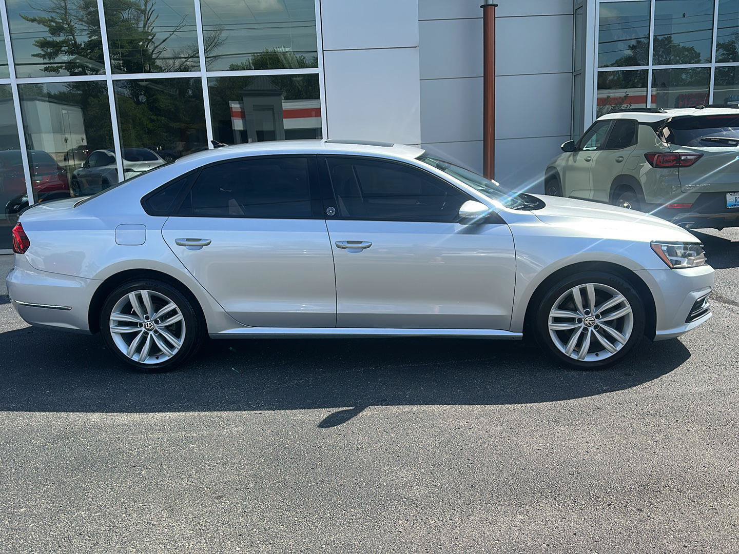 Used 2019 Volkswagen Passat 2.0T Wolfsburg w/ Wheels & Sunroof Package FWD image 2