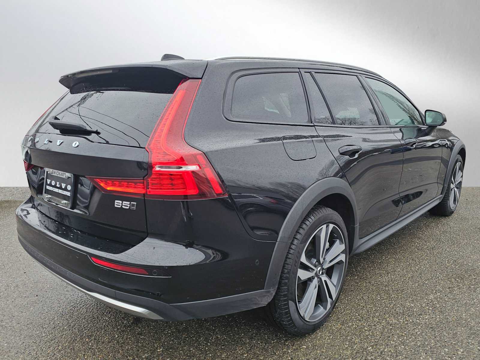 Certified 2025 Volvo V60 B5 Cross Country Plus AWD/4WD image 4