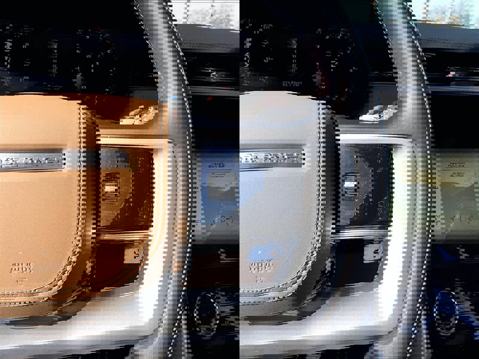 Used 2023 Land Rover Range Rover Long Wheelbase SE image 21