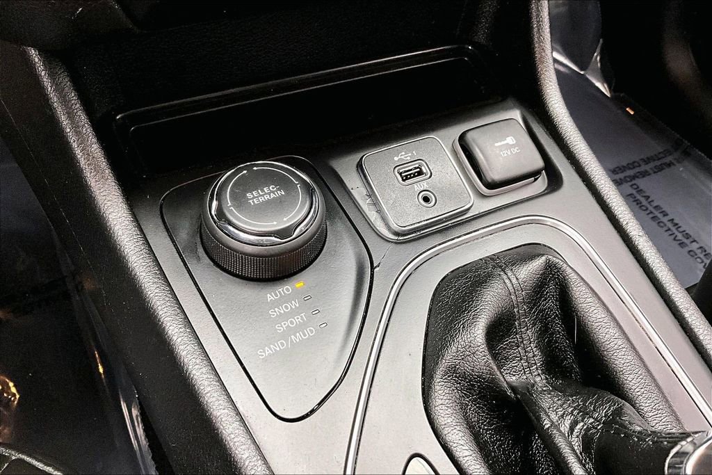 Used 2019 Jeep Cherokee Latitude Plus image 32