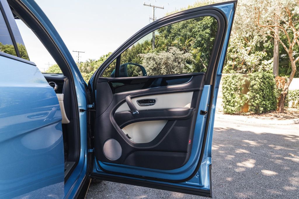 Used 2020 Bentley Bentayga image 32