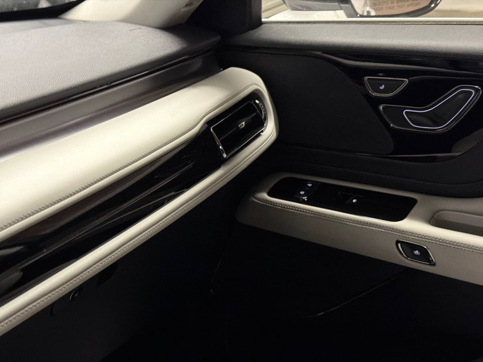 New 2026 Lincoln Aviator AWD image 34