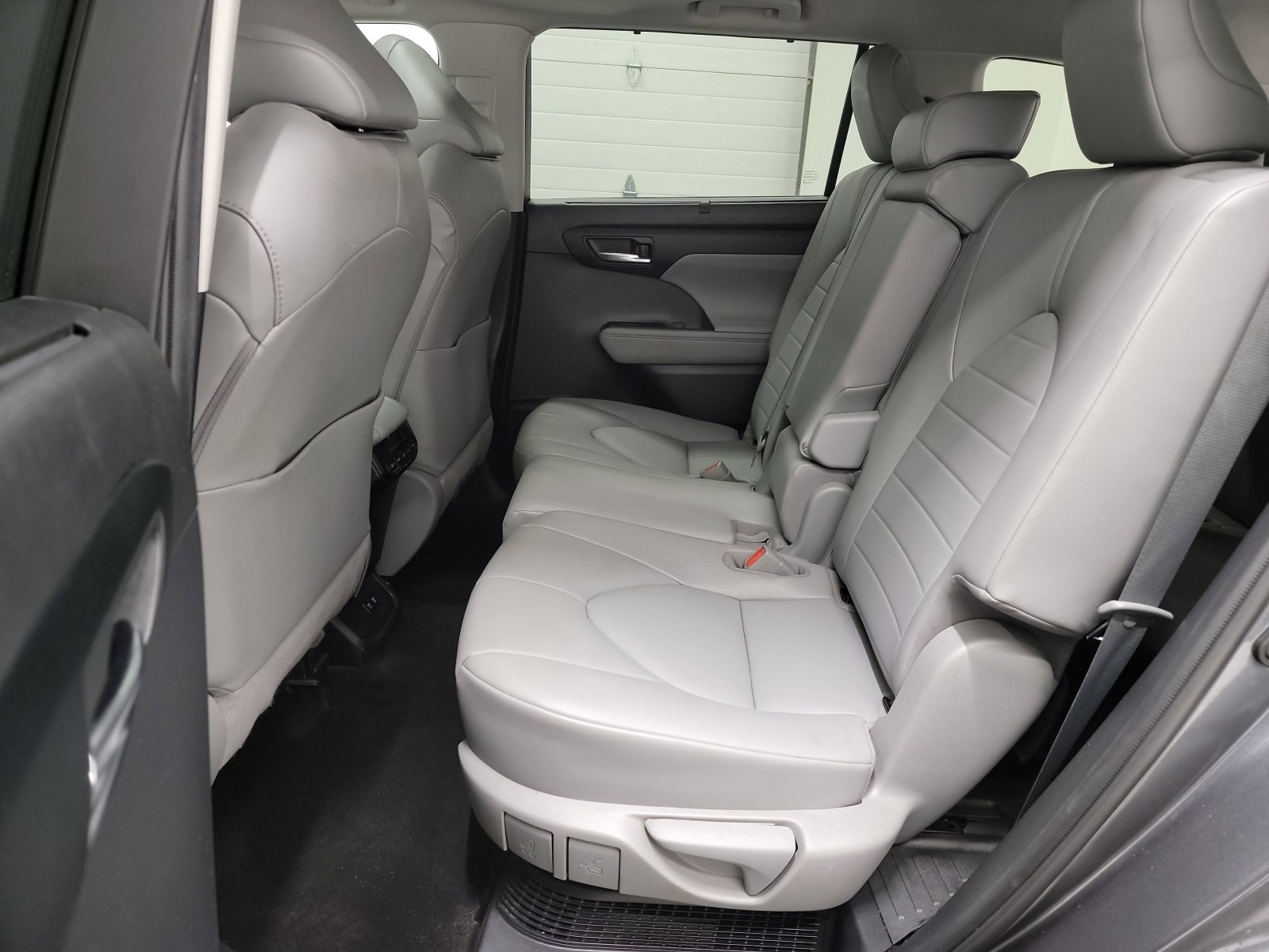 Used 2020 Toyota Highlander XLE AWD/4WD image 28