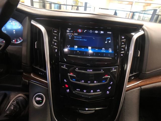 Used 2020 Cadillac Escalade Luxury w/ Escalade Sport Edition image 15