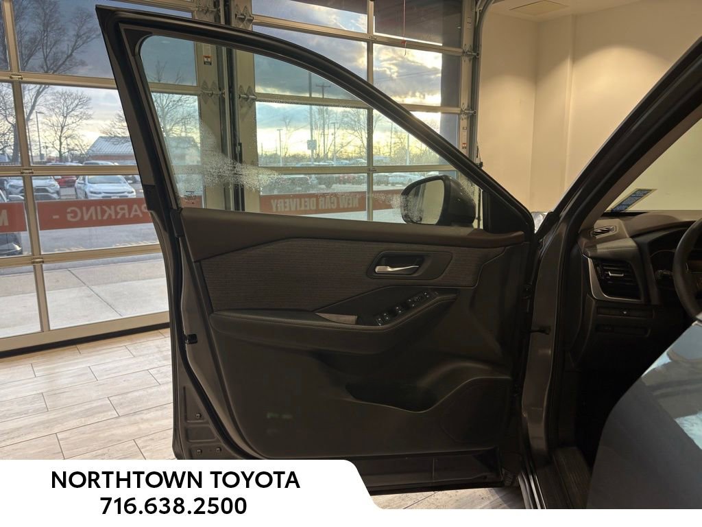 Used 2022 Nissan Rogue SV image 25