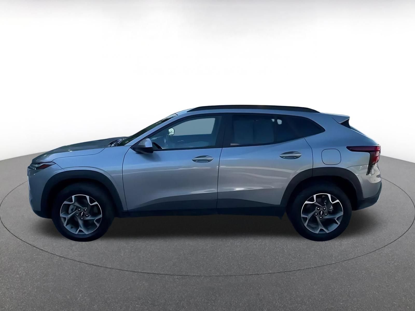 Used 2025 Chevrolet Trax LT w/ LT Convenience Package FWD image 8