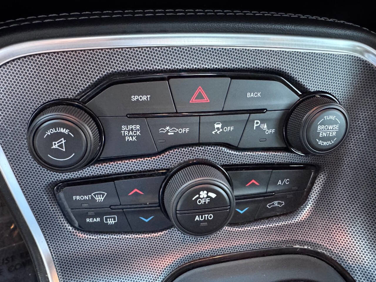 Used 2016 Dodge Challenger R/T Scat Pack w/ Leather Interior Group image 17