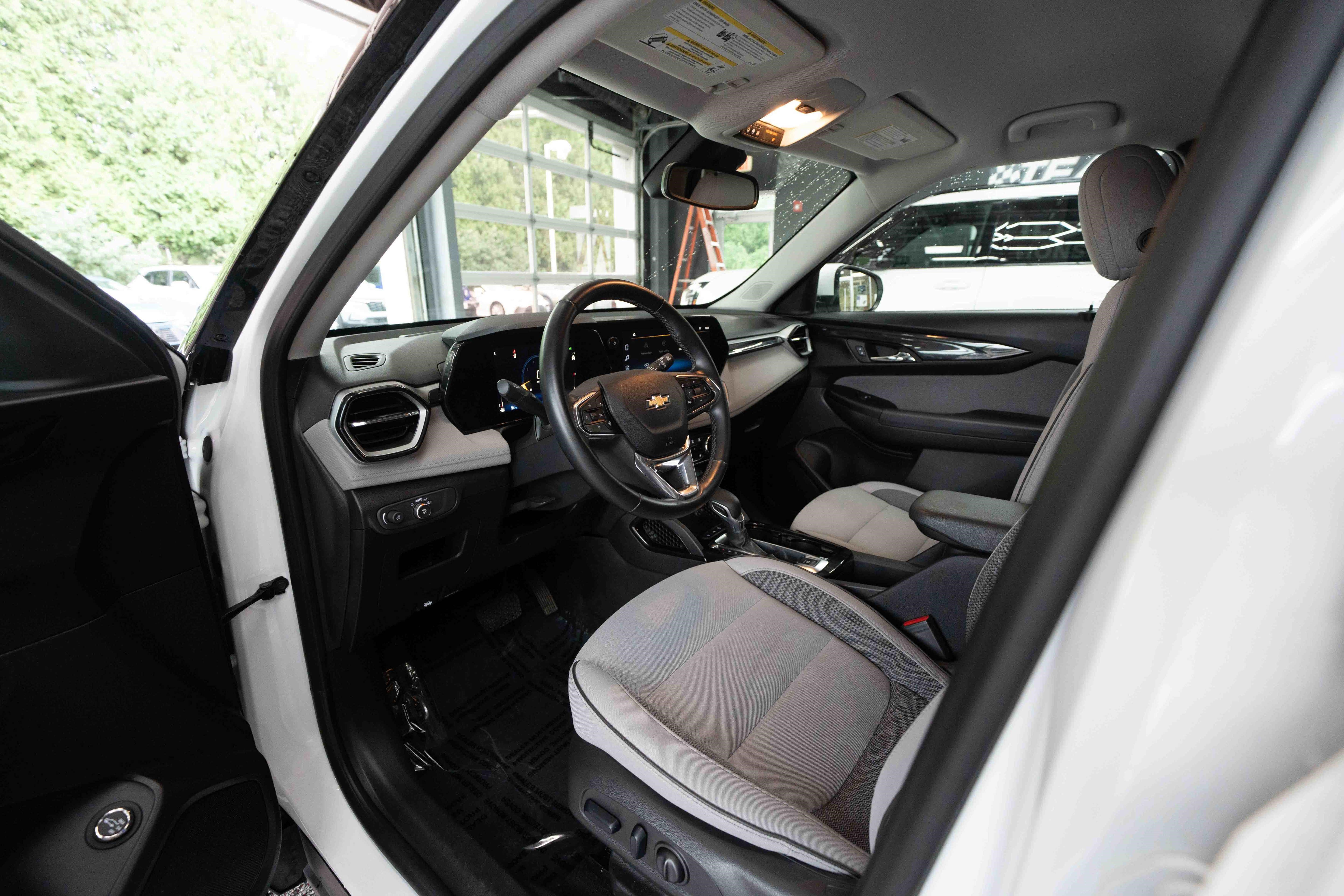 Used 2024 Chevrolet TrailBlazer LT w/ Convenience Package AWD/4WD image 8