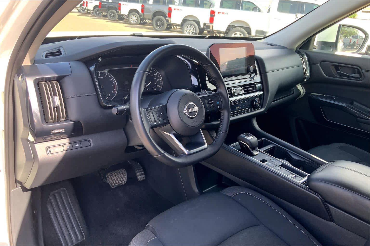 Used 2025 Nissan Pathfinder SV FWD image 18