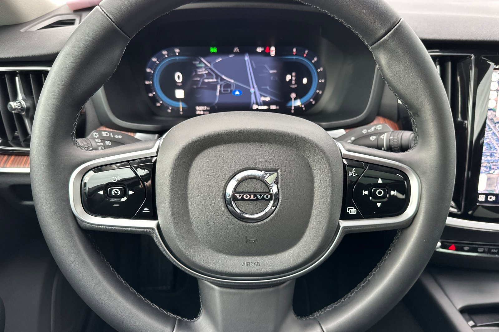 Used 2025 Volvo V60 B5 Cross Country Plus image 25