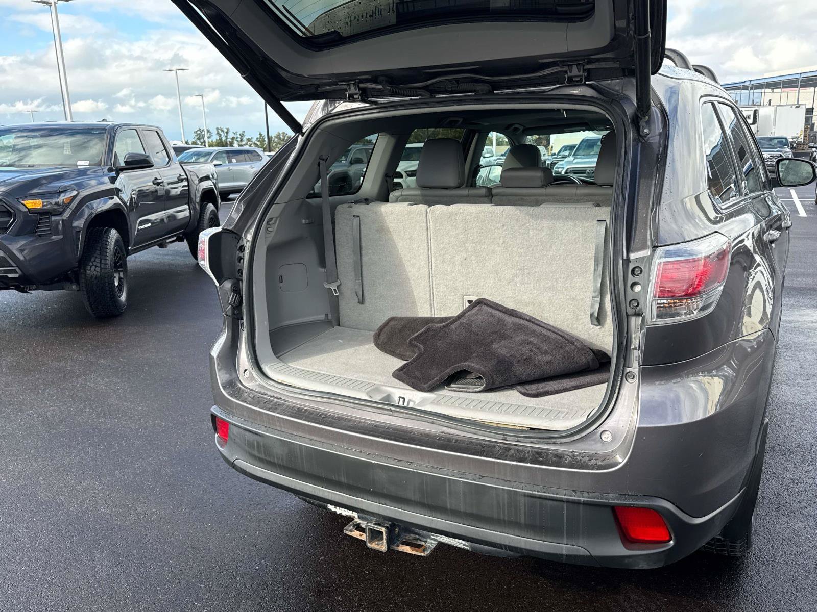 Used 2016 Toyota Highlander XLE w/ Four Season Floor Mat Package AWD/4WD image 17