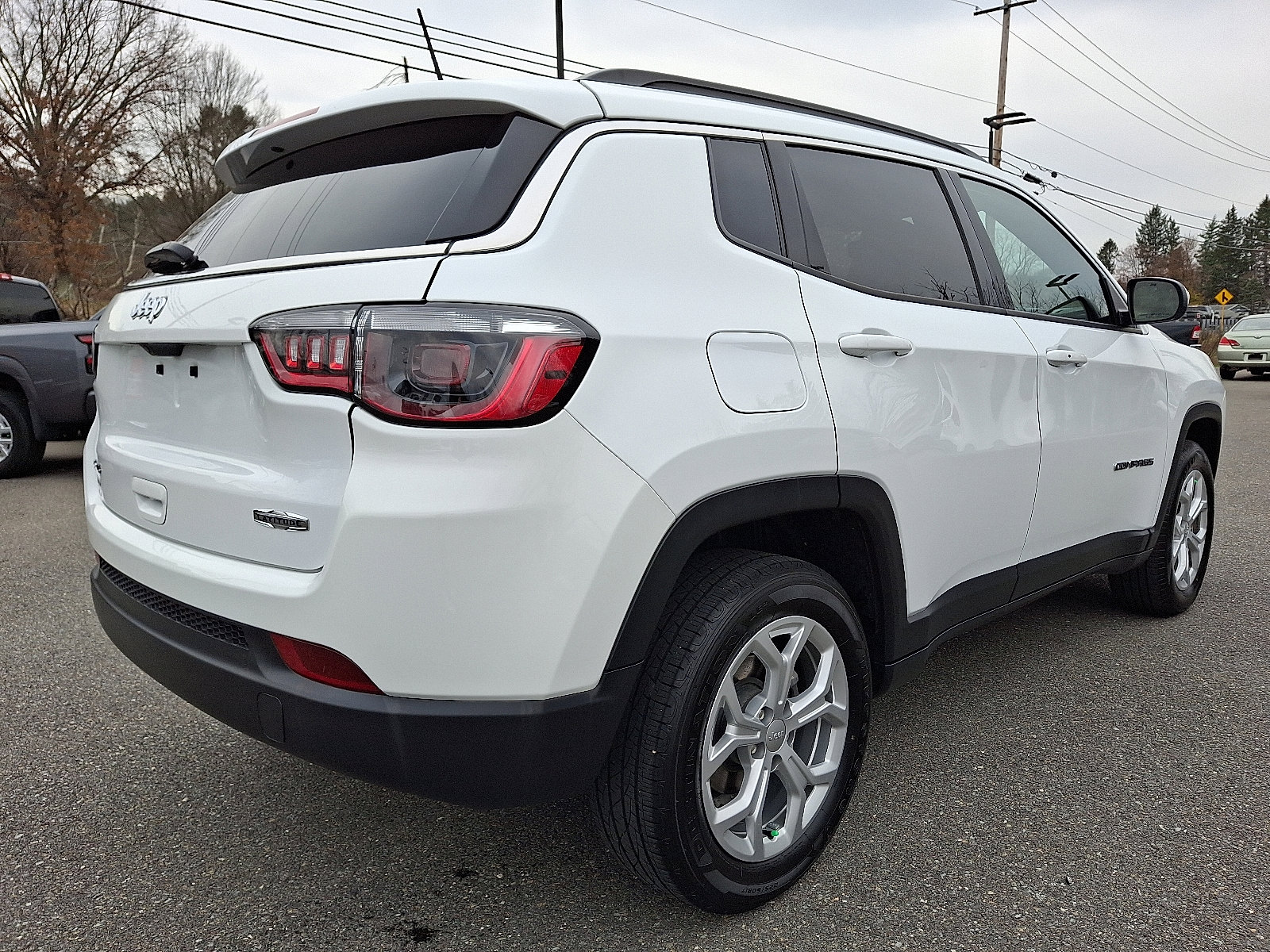 Used 2024 Jeep Compass Latitude image 6
