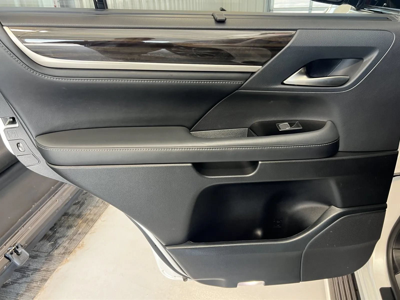 Used 2021 Lexus LX 570 4WD w/ Sport Package image 16