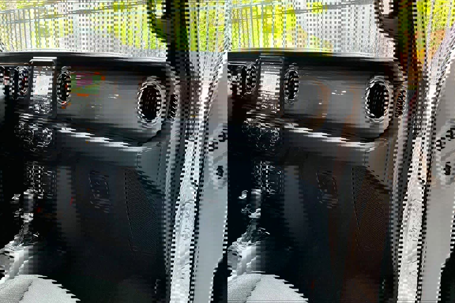 Used 2022 Jeep Wrangler Unlimited Sahara w/ Cold Weather Group AWD/4WD image 18