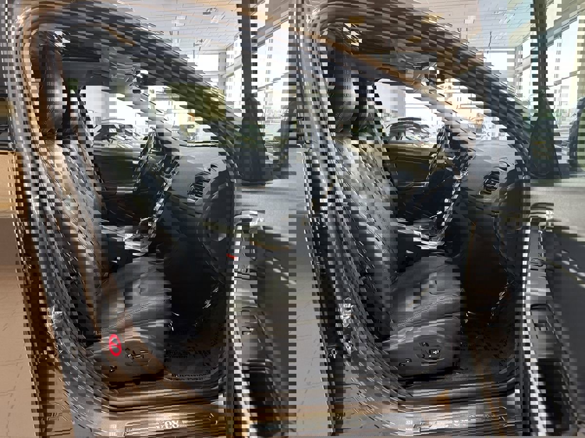 Used 2018 Volvo V60 T5 Cross Country w/ Convenience Package image 20