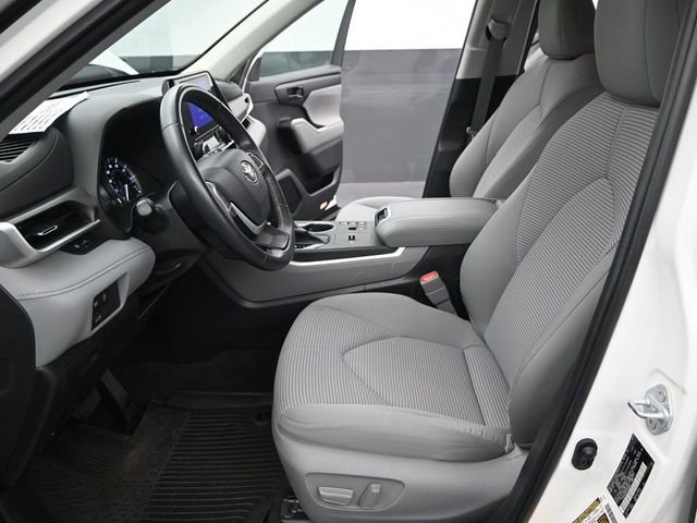 Used 2023 Toyota Highlander LE image 14