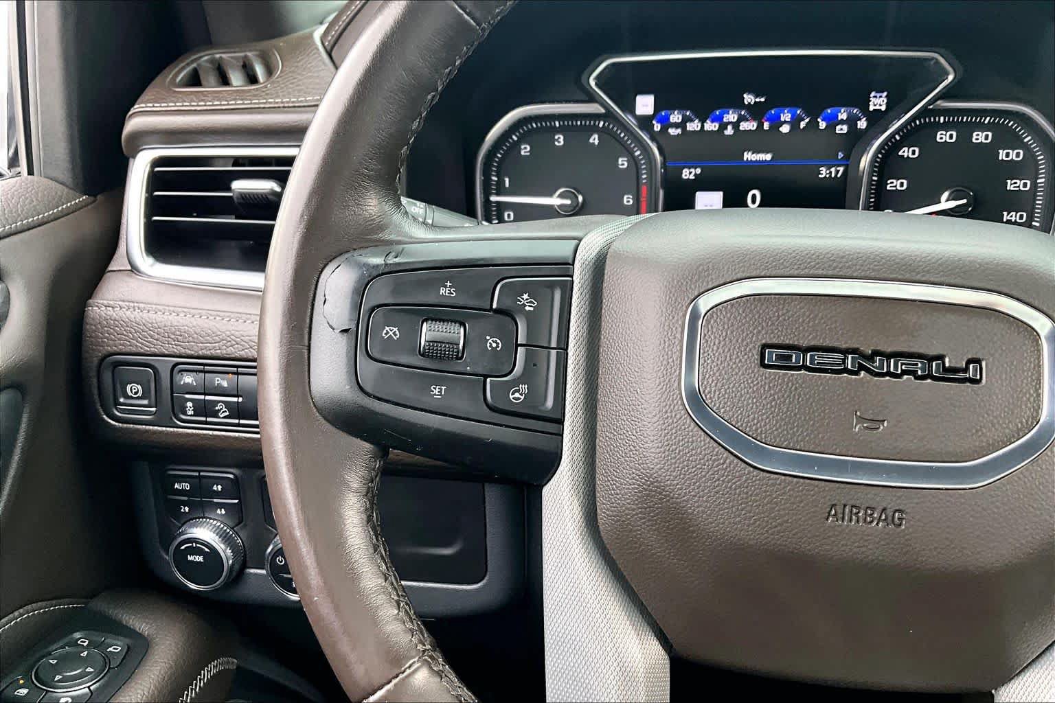 Used 2021 GMC Yukon XL Denali w/ LPO, Illumination Package AWD/4WD image 24