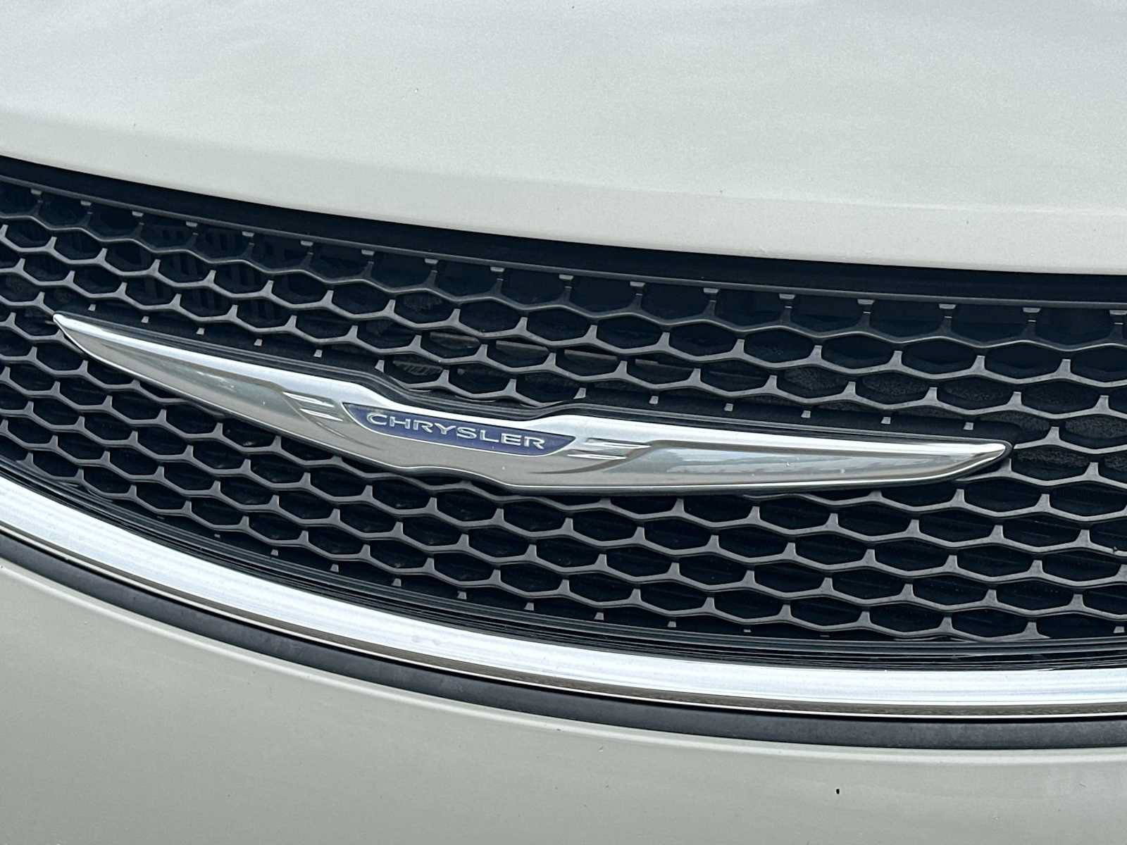 Used 2017 Chrysler Pacifica Touring-L FWD image 12