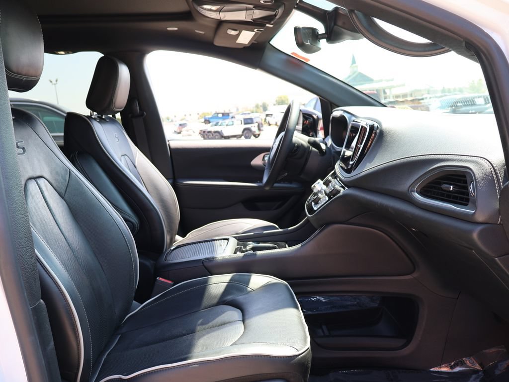 Used 2025 Chrysler Pacifica Limited FWD image 8
