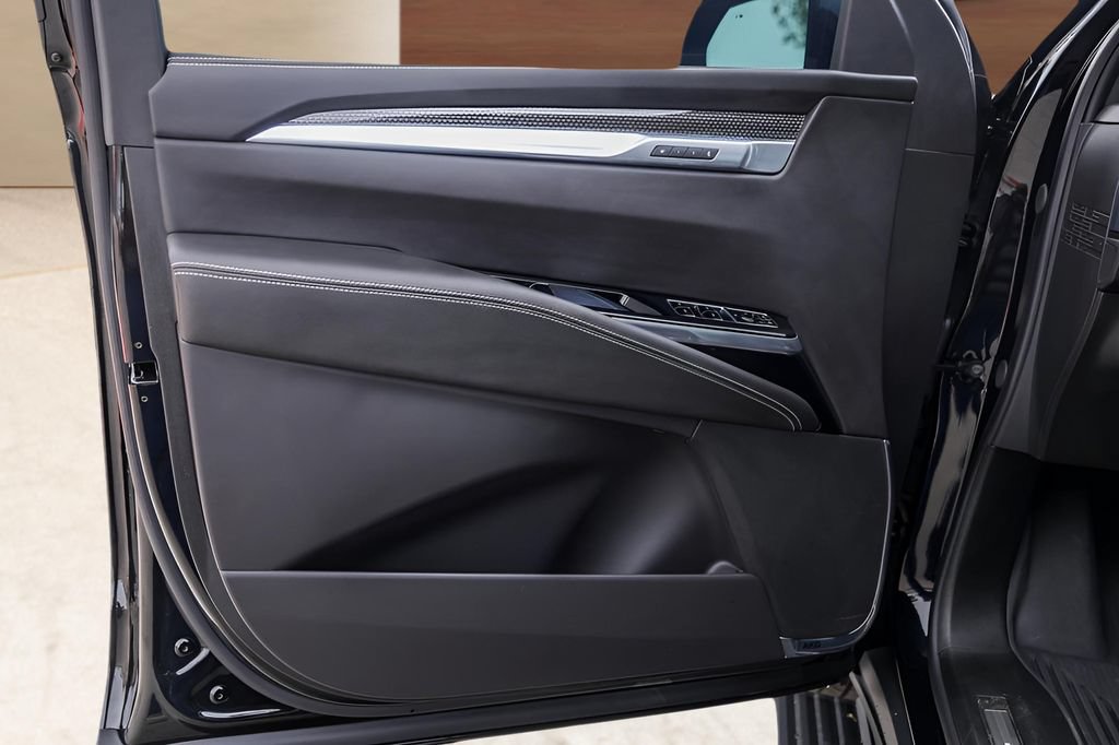 Certified 2025 Cadillac Escalade ESV V AWD/4WD image 24