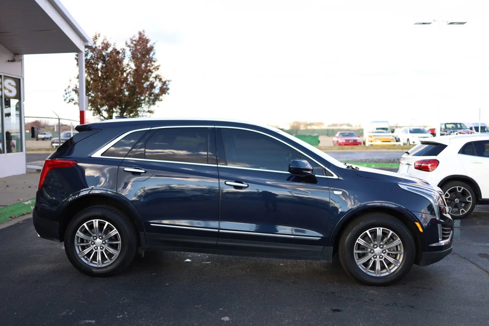 Used 2017 Cadillac XT5 Luxury w/ Driver Awareness Package AWD/4WD image 4
