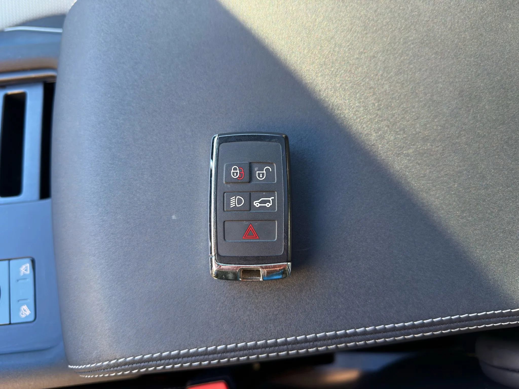 Used 2023 Land Rover Discovery Metropolitan Edition image 2