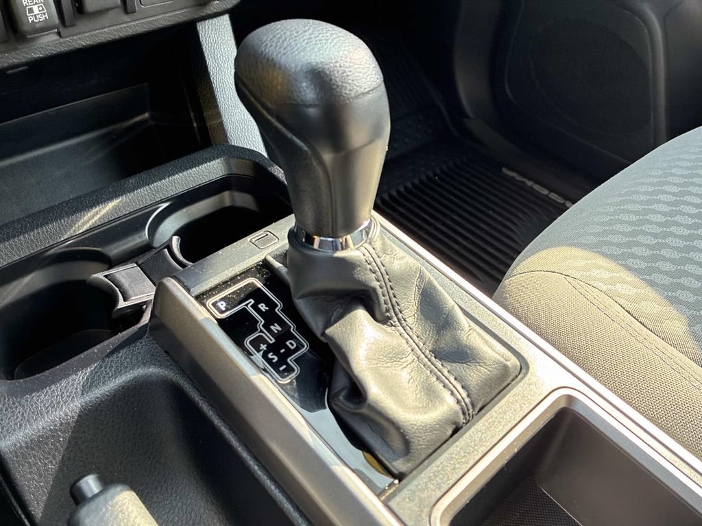 Used 2020 Toyota Tacoma SR5 AWD/4WD image 24