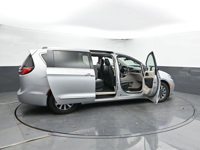 Used 2023 Chrysler Pacifica Limited FWD image 57