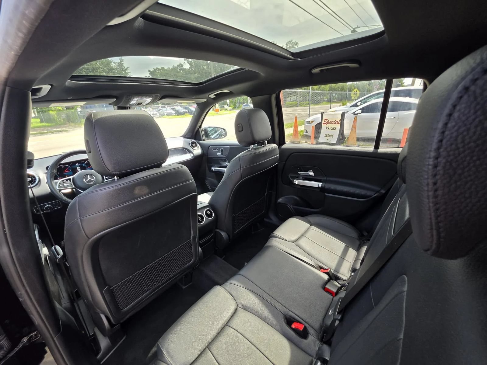 Used 2020 Mercedes-Benz GLB 250 4MATIC w/ Premium Package image 9