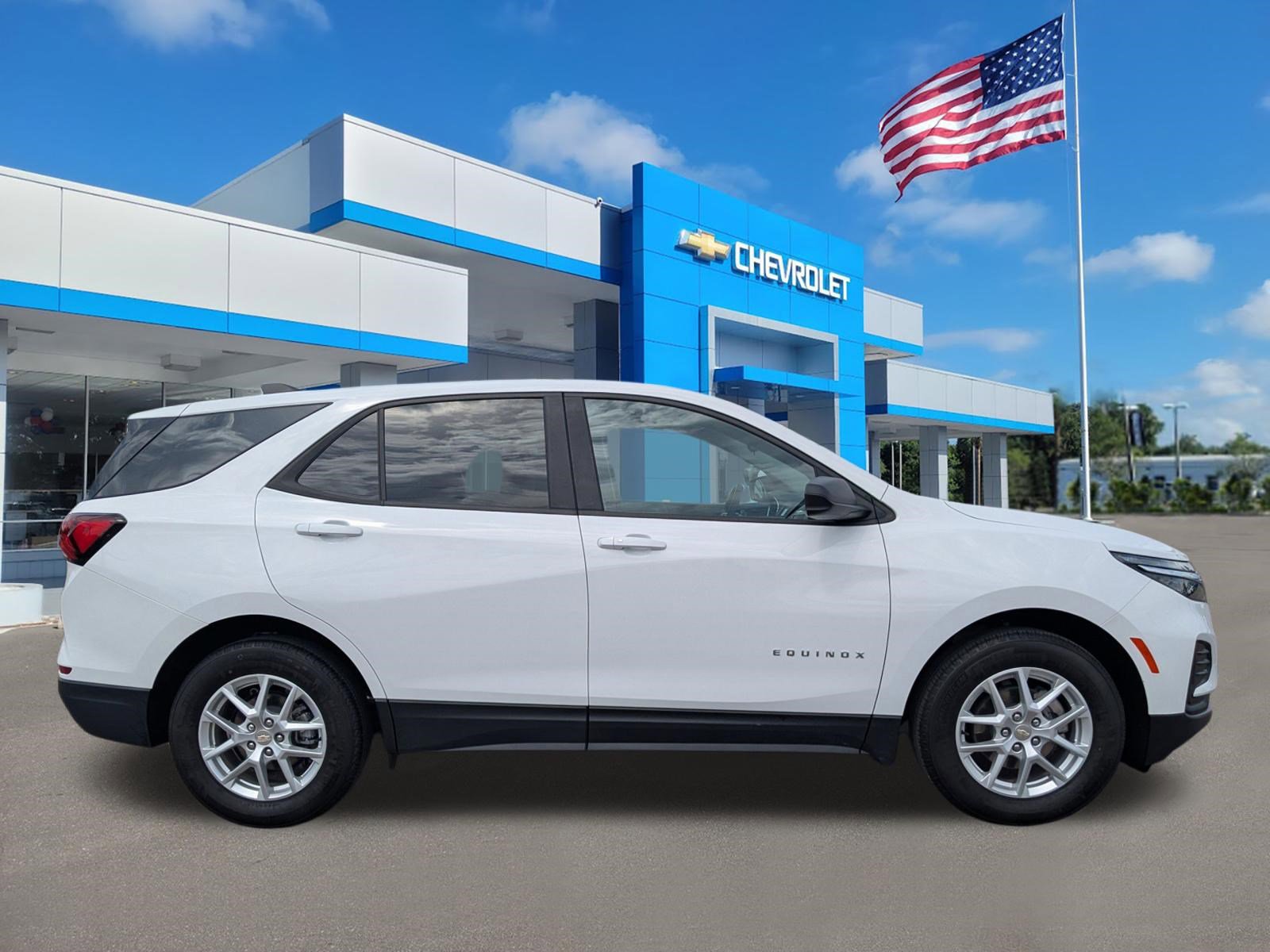 Used 2024 Chevrolet Equinox LS w/ LS Convenience Package image 3