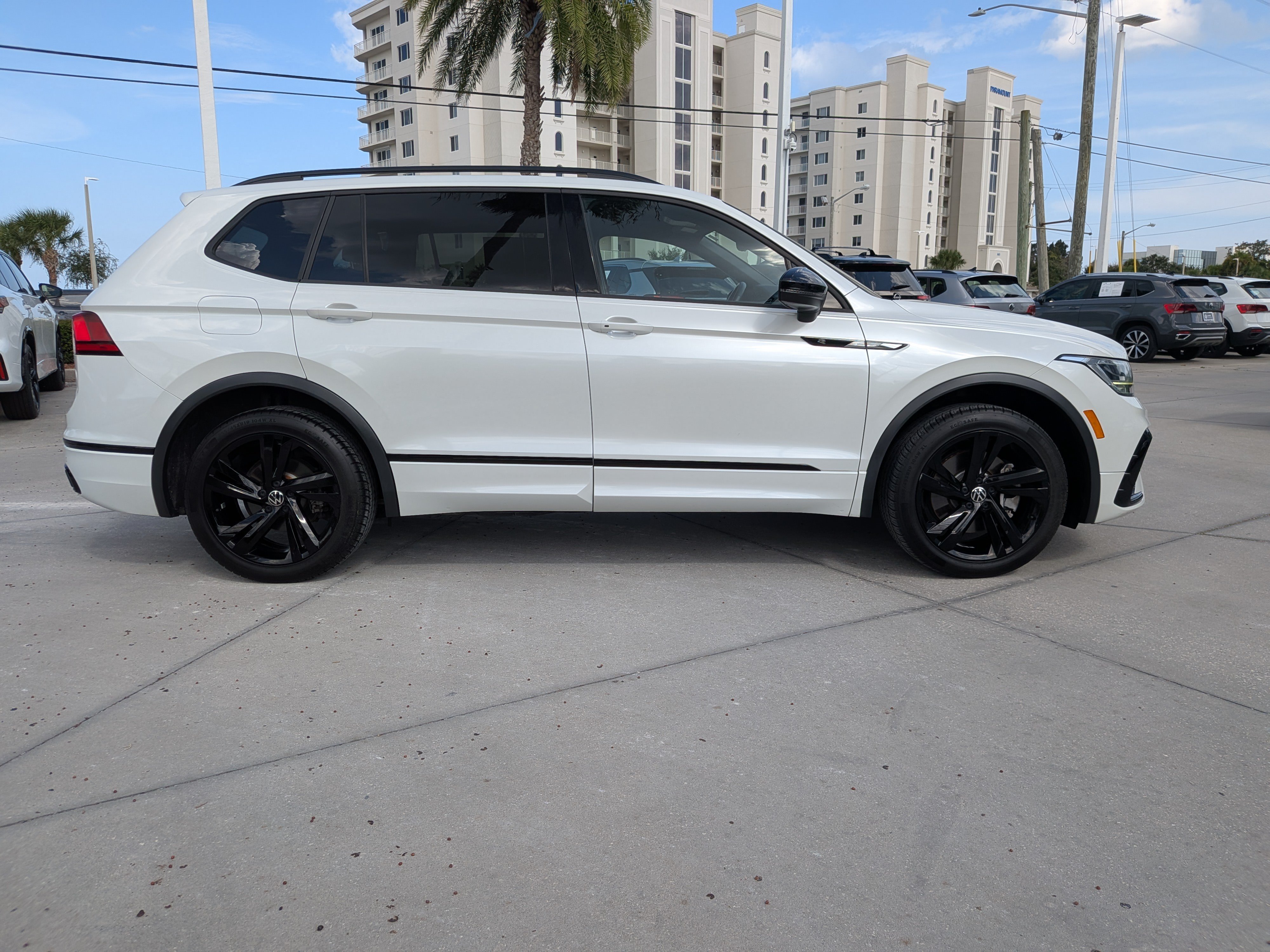 Certified 2023 Volkswagen Tiguan SE R-Line FWD image 2
