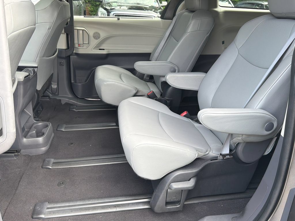 Used 2023 Toyota Sienna XLE AWD/4WD image 17