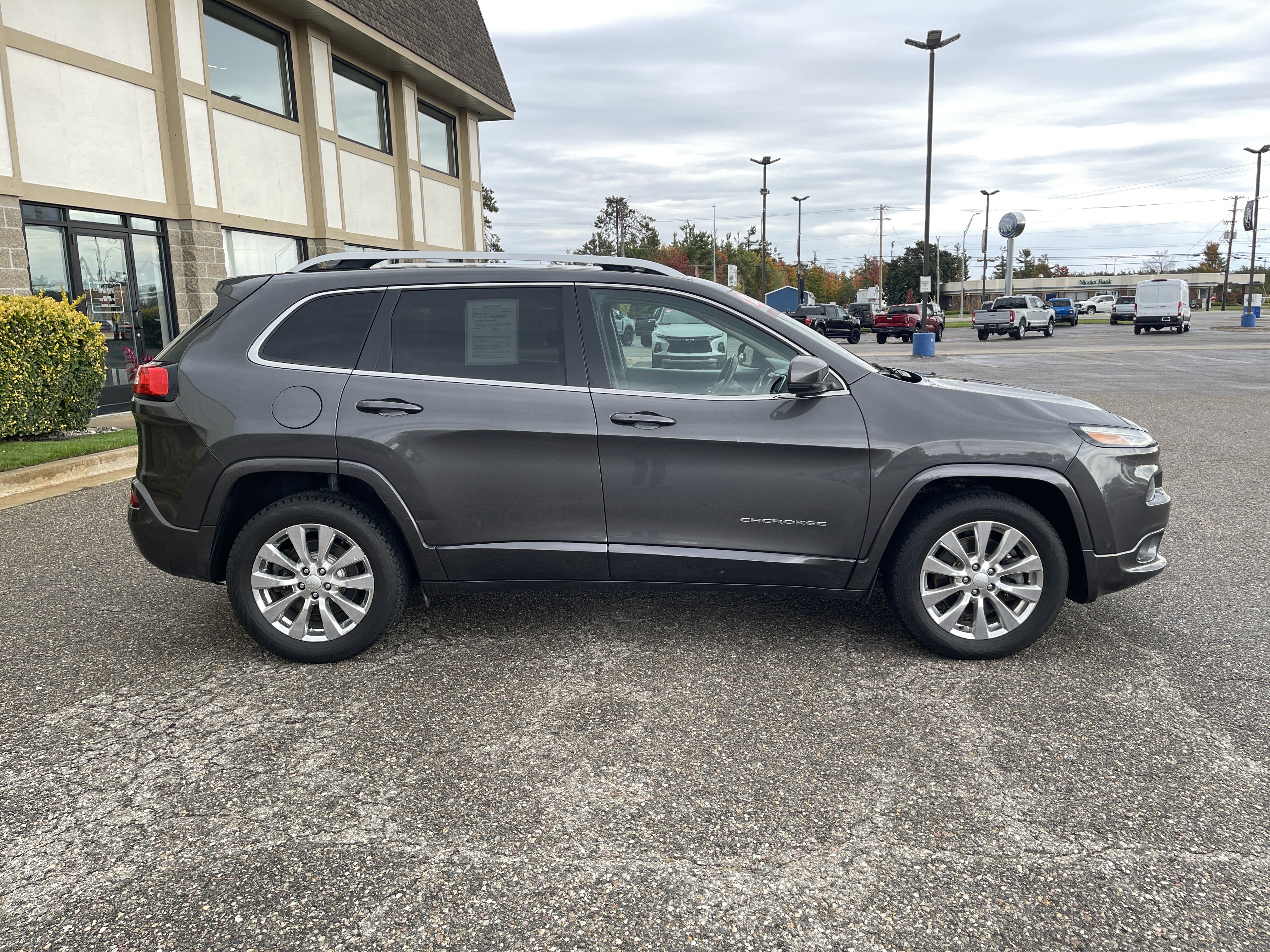 Used 2018 Jeep Cherokee Overland w/ Technology Group AWD/4WD image 2