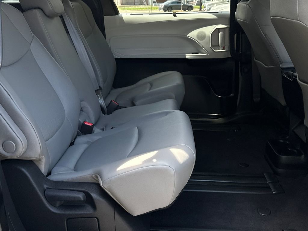 Used 2025 Toyota Sienna XLE image 15